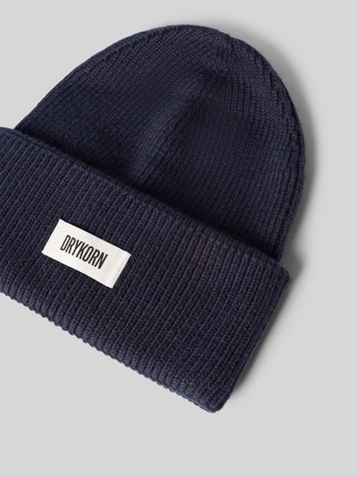 Productfoto, donkerblauwe Beanie met Label-Patch model 'LOAH' van DRYKORN, effen, gebreide structuur, katoen-wolmix