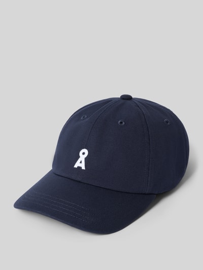 Produktfoto, dunkelblaue Cap aus reiner Baumwolle Modell 'YENAAS' von ARMEDANGELS, weiße Logo-Stickerei auf der Front, Herren Cap