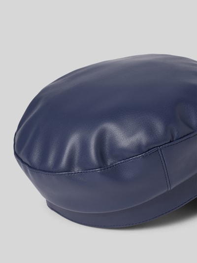 Produktfoto, Kappe aus Leder-Imitat von Marc Cain in Dunkelblau mit Strukturmuster, Logo-Detail und curved Visor, glatte Oberfläche