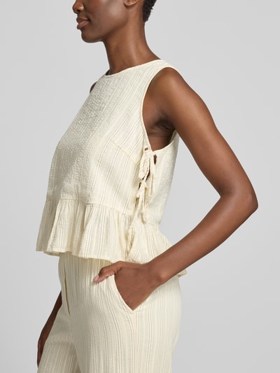 Frauenmodel trägt Blusentop mit seitlicher Schnürung von Jake*s Studio Woman in Creme, strukturierte Oberfläche, Rundhalsausschnitt, Cut Out im Rücken, Allover-Look, Regular Fit, Ganzkörperansicht von vorne.