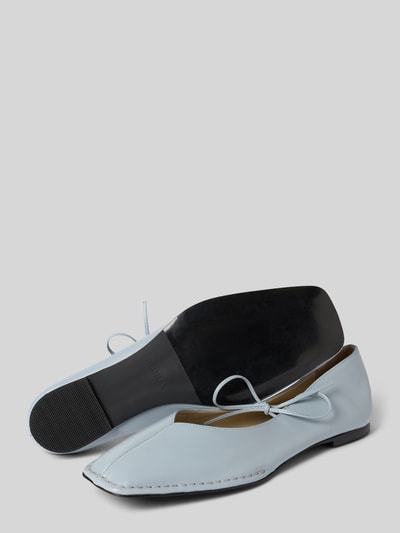 Produktfoto, ballerina's van gecoat leer in lichtblauw met vetersluiting, Model 'Sway' van ALOHAS, structuurzool, hakhoogte 1 cm, schachthoogte 6 cm, schachtbreedte 20 cm