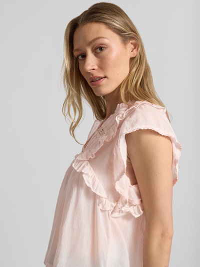 Frauenmodel trägt Bluse mit Volants Modell 'Jayla' von Neo Noir aus Reine Baumwolle, Gerader-Schnitt, Tunikakragen, Nahaufnahme Oberkörper.