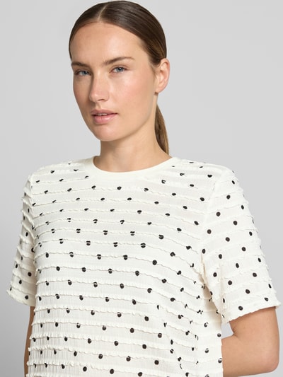 Kobiece modelka nosi Boxy Fit T-Shirt mit Allover-Muster von Jake*s Casual, jasny kolor, czarne kropki, faktura prążkowana, zbliżenie na górę ciała.