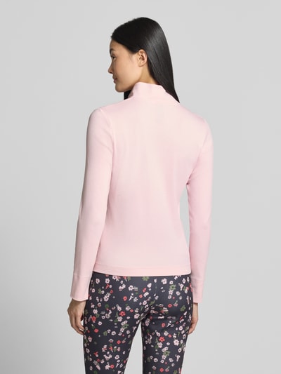 Frauenmodel trägt Slim Fit Longsleeve aus mieszanka bawełny w kolorze jasnoróżowym von Marc Cain, stójka, listwa guzikowa, Długość tyłu w rozmiarze 36: 55 cm, widok całej sylwetki od tyłu