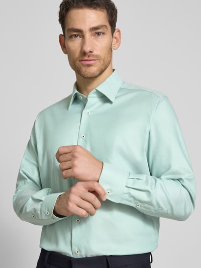 Männermodel trägt Regular Fit Business-Hemd mit Kentkragen von ETERNA in Mint, Reine Baumwolle, Langärmelig, Nahaufnahme Oberkörper