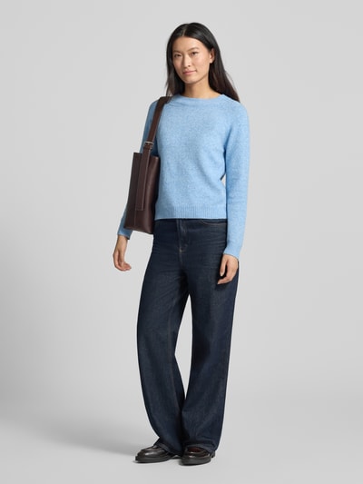 Frauenmodel trägt Regular Fit Pullover mit Streifen Modell 'DOFFY' von VERO MODA in Hellblau zu dunkler Jeans, Ganzkörperansicht von vorne. Damen Pullover von VERO MODA.