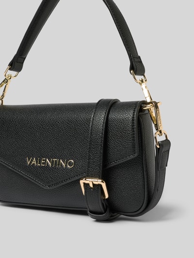 Produktfoto, torebka z brzegiem, zapięcie na zatrzask, pasek na ramię z karabińczykiem, model 'RYTA' z detale z logo i zawieszka VALENTINO BAGS, czarna fakturowana powierzchnia, szerokość w rozmiarze 1: 22 cm, długość w rozmiarze 1: 12 cm, głębokość w rozmiarze 1: 3 cm, długość paska na ramię w rozmiarze 1: 123 cm.