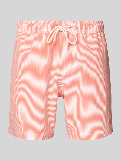 Produktfoto, Badehose mit Label-Detail Modell 'Pete' von Shiwi in Rot-Weiß mit feinem Streifenmuster, Regular Fit, Tunnelzug, strukturierte Oberfläche.
