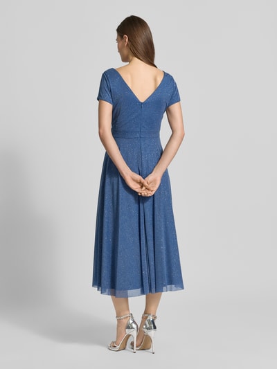 Kobiece modelka nosi Sukienka koktajlowa 'Schimmerndes Cocktailkleid mit V-Ausschnitt' od Vera Mont z efektem błyszczącym, tiul, linia A, sukienka midi, dekolt w serek, długość tyłu w rozmiarze 36: 100 cm, szerokość w rozmiarze 36: 42 cm, widok całej sylwetki z tyłu.