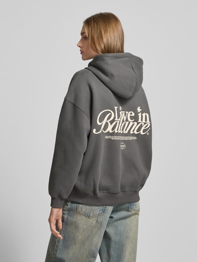 ANOTHER COTTON LAB Sweatjacke mit Statement-Print Modell 'Live in Balance' Graphit 5