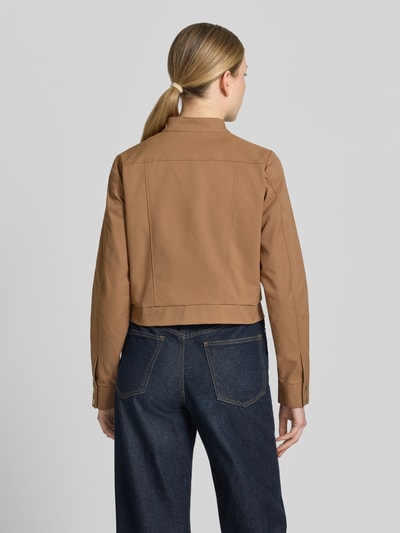Frauenmodel trägt Jacke mit Stehkragen und Knopfleiste von monari in Braun mit Teilungsnähte, Regular-Fit, Rückenlänge 46 cm, Schulterbreite 36 cm, Brustweite 48 cm, Ärmellänge 63 cm, Ganzkörperansicht Rückansicht.