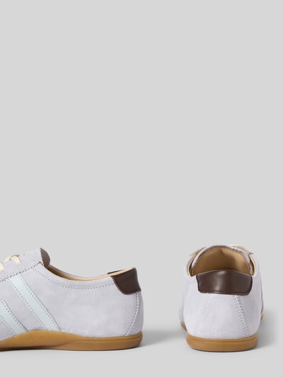 Produktfoto, Sneaker aus Leder Modell 'Sperly' von Gant, biały i brązowy, zaokrąglony nosek, sznurowanie, prawdziwa skóra, detal z logo, wysokość obcasa w rozmiarze 40: 1 cm, wysokość cholewki w rozmiarze 40: 7 cm, szerokość w rozmiarze 40: 9 cm, gładka tekstura, widoczne przeszycia, klasyczne białe podeszwy.