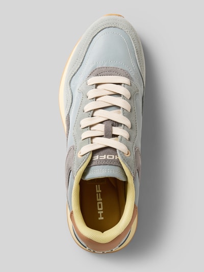 Produktfoto, Sneaker mit Schnürung und Gummisohle Modell 'CITY RETRO' von HOFF, abgerundete Spitze, hellblaue und graue Farbtöne, strukturierte Texturen, Absatzhöhe 3 cm, Schafthöhe 6 cm, Schaftweite 6 cm.