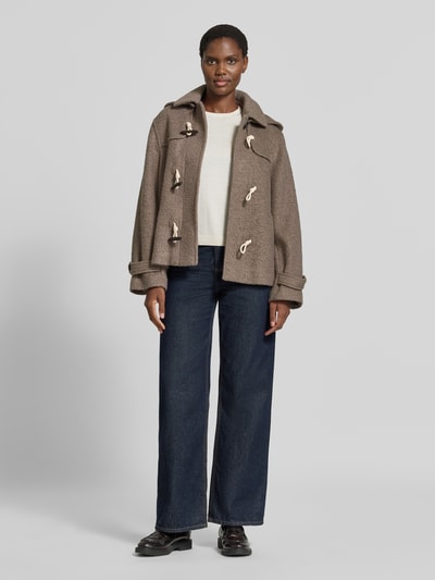 Vrouwenmodel draagt Relaxed Fit houtje-touwtjejas uit wolmix van Jake*s Casual, bruin met donkere knopen, Ganzkörperansicht von vorne.