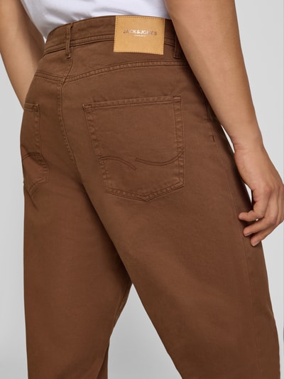 Mężczyzna nosi brązowe jeansy Straight Fit Jeans aus reiner Baumwolle Modell 'ALEX ORIGINAL' von JACK & JONES, 5 kieszeni, zapięcie na guzik i zamek błyskawiczny, gładka struktura, Ganzkörperansicht Rückansicht. Szerokość w rozmiarze 32/32: 43 cm, Długość wewnętrzna nogawki: 73 cm.