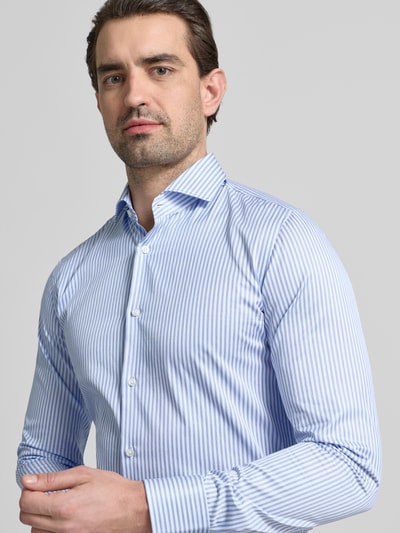 Männermodel trägt Slim Fit Businesshemd aus reiner Baumwolle Modell 'HANK' von BOSS, gestreift, Haifischkragen, Nahaufnahme Oberkörper