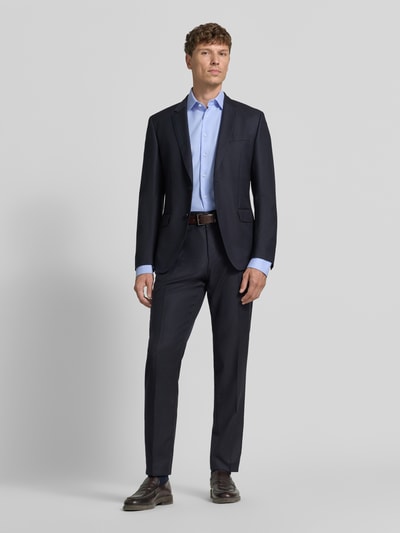 Männermodel trägt Slim Fit Business-Hemd mit Kentkragen von Christian Berg Men aus puur katoen, langmouw, lichtblauw, knoopsluiting, zakelijk overhemd, ruglengte maat 39/40: 83 cm, schouderbreedte: 45 cm, mouwlengte: 71 cm, geheellichaamsaanzicht van voren