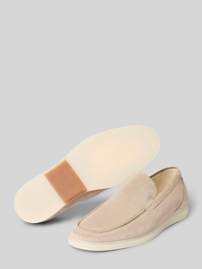 Produktfoto, Loafers aus Leder Modell 'Elia' von Henry Stevens, beigefarbene Schuhe mit abgerundeter Spitze und Schlupfform, glatte Struktur, Sohle mit 2 cm Absatz, Schafthöhe 7 cm, Schaftweite 12 cm.
