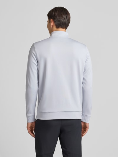 Männermodel trägt Sweatshirt mit Label-Detail von Under Armour, Herren, Stehkragen, lockerem Schnitt, Rückenansicht, Rückenlänge 72 cm.