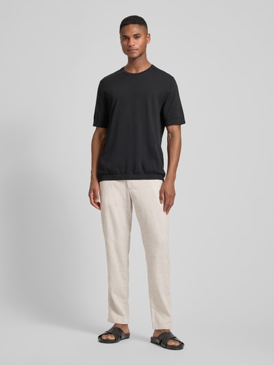 Männermodel trägt Regular Fit Leinenhose aus Leinen-Mix Modell 'SANDERSON' von BOSS Orange in Beige, Flammgarn, Ganzkörperansicht von vorne.