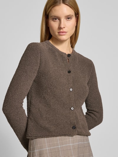 Frauenmodel trägt Regular Fit Strickjacke aus Baumwoll-Mix von Marc O'Polo, Optik: Unifarben, Frottee-Struktur, Nahaufnahme Oberkörper.