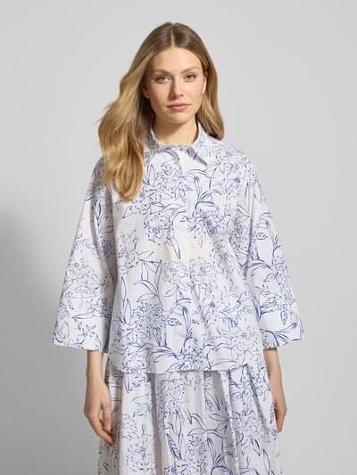 Frauenmodel trägt Relaxed Fit Bluse mit verdeckter Knopfleiste und 3/4-Arm von Gant, weiß-blauer Allover-Look, Ganzkörperansicht von vorne, reine Baumwolle