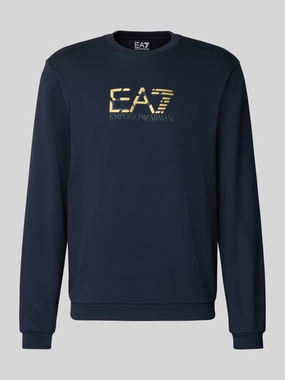 Produktfoto, Sweatshirt mit Logo und Rundhalsausschnitt von EA7 Emporio Armani in Dunkelblau, reine Baumwolle, Regular Fit, goldfarbenes Logo
