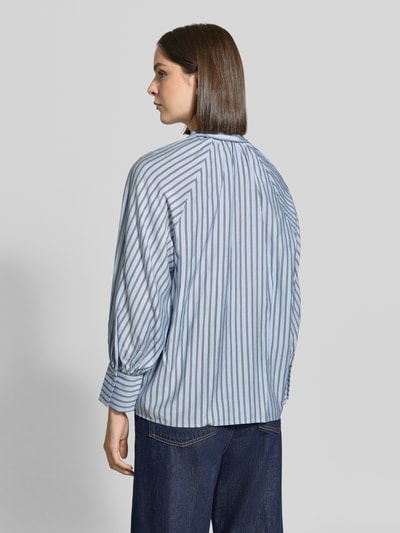 Vrouwenmodel draagt Relaxed Fit blouse uit viscosemix met blauw-witte streepdesign, platte kraag van zero, ruglengte maat 36 66 cm, mouwlengte 59 cm, blouse met lange mouwen, Ganzkörperansicht Rückansicht.