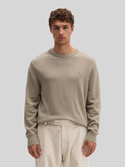 Männermodel trägt Regular Fit Pullover aus Baumwoll-Mix mit Schurwoll-Anteil von Marc O'Polo in Beige, Ganzkörperansicht von vorne. Herren Pullover von Marc O'Polo