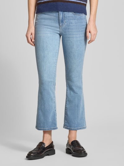 Frauenmodel trägt Flared Fit Jeans im 5-Pocket-Design Modell 'Fly' von Liu Jo White aus elastischem Baumwoll-Mix in Hellblau, verkürzte Passform, Knopf- und Reißverschluss, Ganzkörperansicht von vorne.