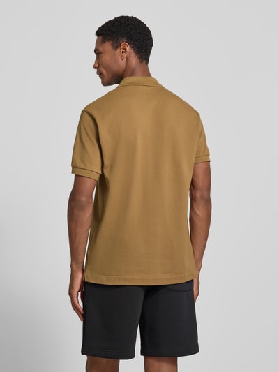 Männermodel trägt Regular Fit Poloshirt aus reiner Baumwolle Modell 'CORE' von Lacoste in Braun, Herren, Ganzkörperansicht Rückansicht.