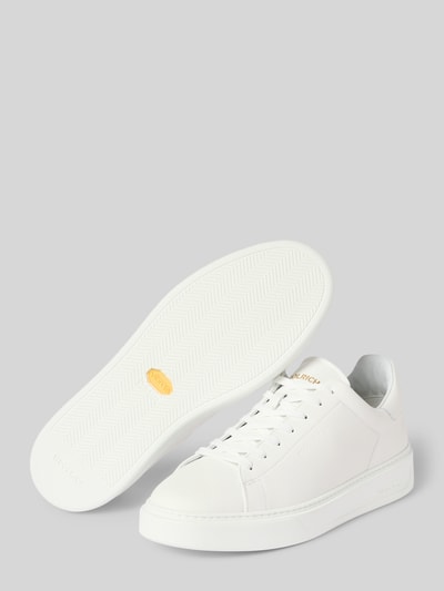 Produktfoto, Sneaker aus echtem Leder Modell 'CLASSIC COURT' von Woolrich in Weiß, abgerundete Form, strukturierte Sohle, Label-Print