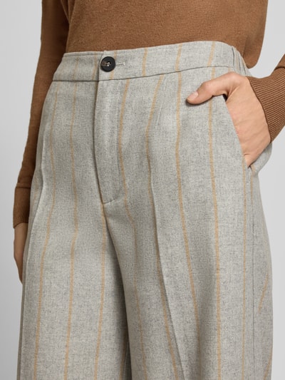Frauenmodel trägt Hose aus Wolle mit Gesäßtasche von Lanius, weites Bein, Allover-Look, beige Grau mit Streifen, Nahaufnahme Oberkörper.
