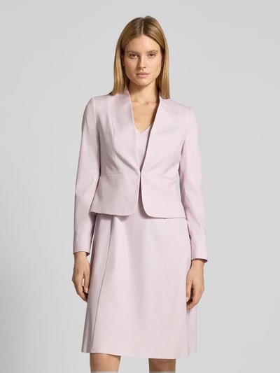Frauenmodel trägt fein strukturierten Blazer mit V-Ausschnitt von Christian Berg Woman Selection, Material-Mix mit Viskose-Anteil, Slim-Fit, zartrosa Farbton, Ganzkörperansicht von vorne.
