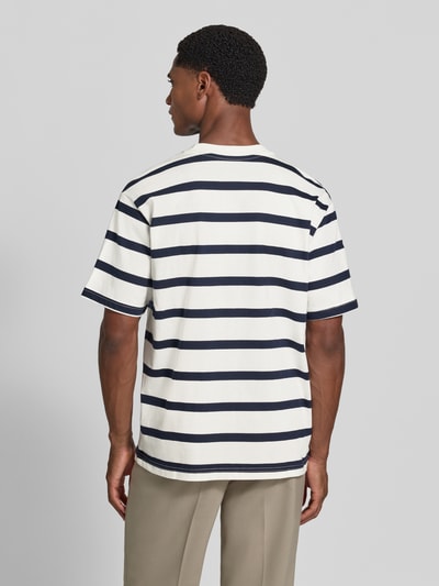 Männermodel trägt T-Shirt mit geripptem Rundhalsausschnitt von MCNEAL, breite navy-weiße Streifen, Regular Fit, Rückansicht, Rückenlänge 74 cm.