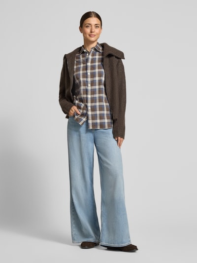 Modelka kobieca nosi Regular Fit Freizeithemd aus reiner Baumwolle od POLO RALPH LAUREN, wielokolorowa krata, logo, krój regular fit, długi rękaw z mankietem, bawełna, widok całej sylwetki z przodu.