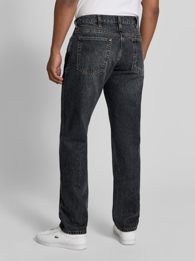 Männermodel trägt Straight Fit Jeans aus reiner Baumwolle von Paul Smith, dunkles 5-Pocket-Design, Rückansicht, Ganzkörperansicht.