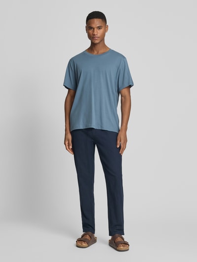 Męskim model nosi Regular Fit T-Shirt aus reiner Baumwolle Modell 'ASPAN' von SELECTED HOMME, jednokolorowy, okrągły dekolt, krótki rękaw, dżersej, bawełna; Ganzkörperansicht von vorne