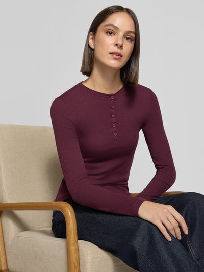 Frauenmodel trägt Slim Fit Langarmshirt aus Baumwoll-Mix von Jake*s Casual in Dunkelrot, glatte Struktur, Ganzkörperansicht von vorne.