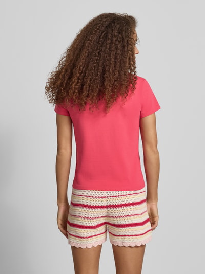 Frauenmodel trägt T-Shirt mit Print und Rundhalsausschnitt von REVIEW aus Baumwoll-Elasthan-Mix, Regular-Fit, Rückenlänge 51 cm, Ganzkörperansicht Rückansicht.