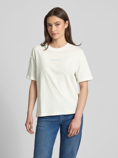 Frauenmodel trägt Regular Fit T-Shirt aus reiner Baumwolle von Marc O'Polo Denim, Optik: Unifarben, Motiv-Print, Jersey, Rundhals, Kurzarm, Ganzkörperansicht von vorne.