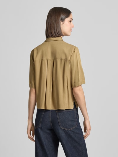 Vrouwenmodel draagt blouse met korte mouwen uit zuiver viscose met slim fit, kentkraag, 1/2-mouwen van JAKE*S STUDIO WOMAN, ruglengte maat 36: 54 cm, mouwlengte maat 36: 29 cm, kleur effen bruin, structuur glad, rechte naden, achterkant, geheelbeeld rugaanzicht.