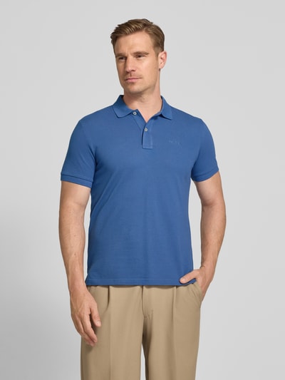 Männermodel draagt Slim Fit Poloshirt mit Logo-Stitching van Geox in blauw, puur katoen, structuurpatroon, polokraag, korte mouw, ruglengte maat M 70 cm, Ganzkörperansicht van voren.