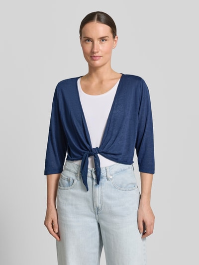 Frauenmodel trägt Bolero aus Viskose-Mix mit 3/4-Arm von Zero in Dunkelblau mit Knotendetail, Cropped, Rückenlänge bei Größe 36: 41 cm, Ganzkörperansicht von vorne.