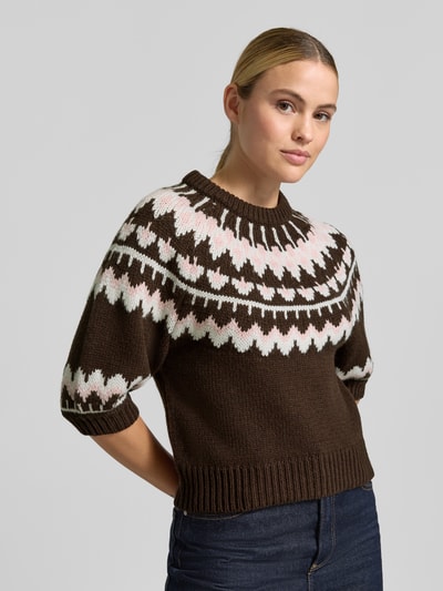 Modelka kobieca ma na sobie sweter żakardowy Regular Fit w imitacji dzianiny Model 'Jacquard' od Rich & Royal, okrągły dekolt, rękaw o dł. 1/2, długość tyłu w rozmiarze S: 55 cm, długość rękawów w rozmiarze S: 39 cm, brązowy z różowo-białym wzorem, widok na górną część ciała z przodu.