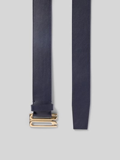 Produktfoto, Gürtel mit D-Ring-Verschluss von Victoria Beckham in Dunkelblau, Breite Passform, Ziernähte, Label-Detail, metallic D-Ring, Schlaufe, Gürtelbreite 4 cm bei Größe 80, glatte Lederstruktur