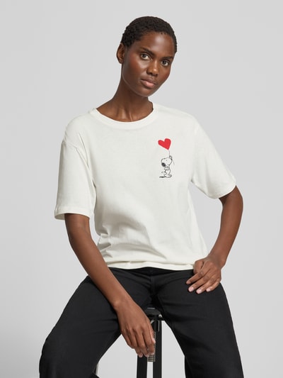 Vrouwenmodel draagt T-shirt met motiefprint en ronde hals van Jake*s Casual, regular fit, ruglengte maat S 63 cm, nahaufnahme bovenlichaam.