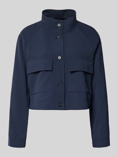 Produktfoto, Relaxed Fit Kurzblazer mit Brustpattentaschen Modell 'JOTANA' von BOSS, Optik: Unifarben in Dunkelblau, Stehkragen, einreihige Knopfleiste, Regular-Fit, Langarm mit Raglanärmel, glatte Struktur, Vorderansicht.