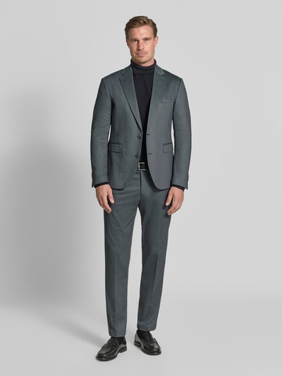 Männermodel trägt Regular Fit Sakko mit Viskose-Anteil Modell 'Data' von CINQUE in Grau, Reverskragen, Pattentaschen, 2-Knopfleiste, Ganzkörperansicht von vorne.