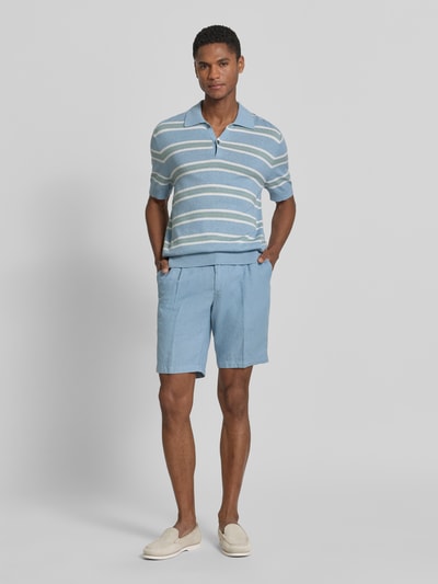 Männermodel trägt Regular Fit Bermudas mit Eingrifftaschen von bugatti in hellblau, Leinen-Baumwoll-Mix, Ganzkörperansicht von vorne.